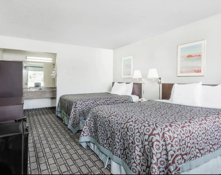 More Photos Of 52601 Holiday Dr, Saint Clairsville Hotel For Sale