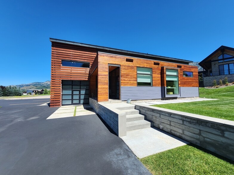 More Photos Of 872 Alpine Village Loop, Alpine Airplane Hangar For Sale