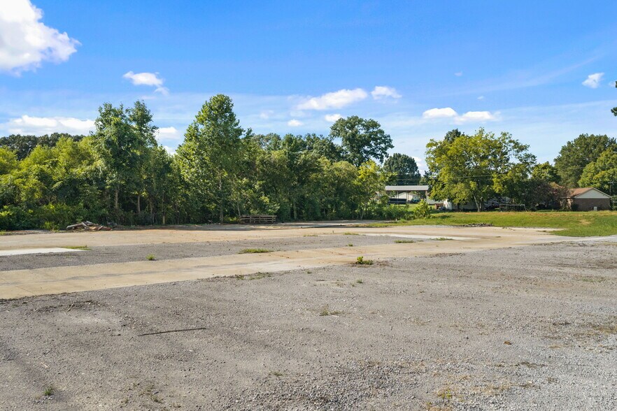 More Photos Of 10063 US-72, Rogersville Warehouse For Lease