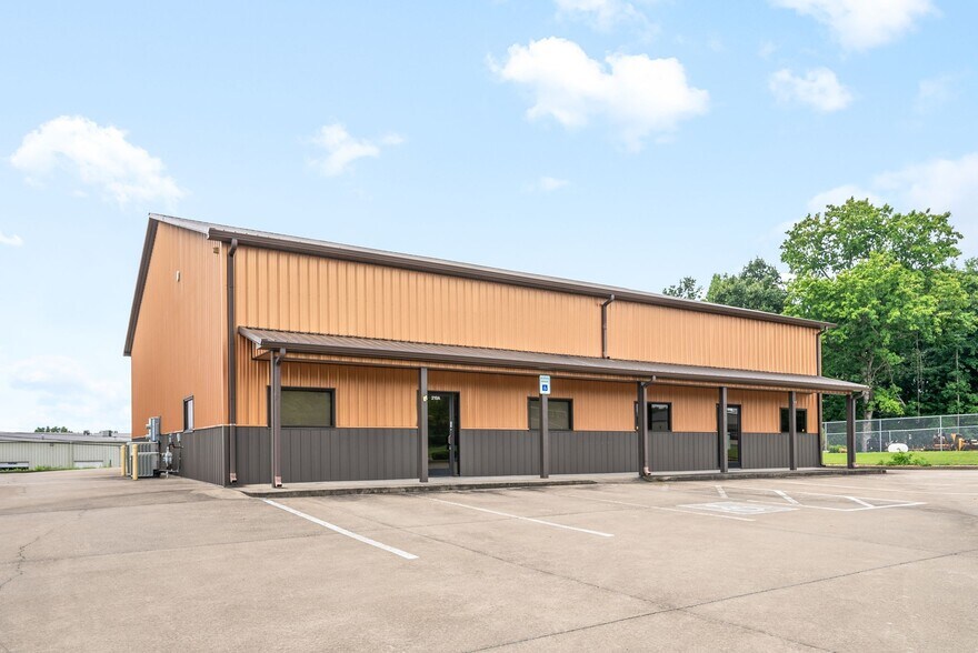 More Photos Of 219 Industrial Dr, Clarksville Warehouse For Lease