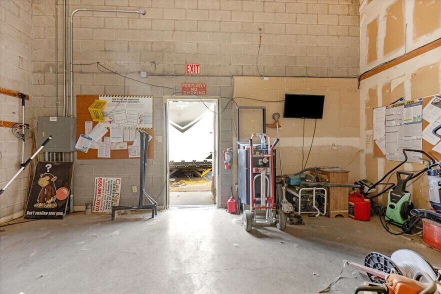 More Photos Of 100 1st St, Coalinga Radio TVTransmission Facilities For Sale