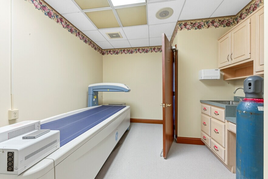 More Photos Of 1703 Locust Ave, Fairmont Medical For Sale