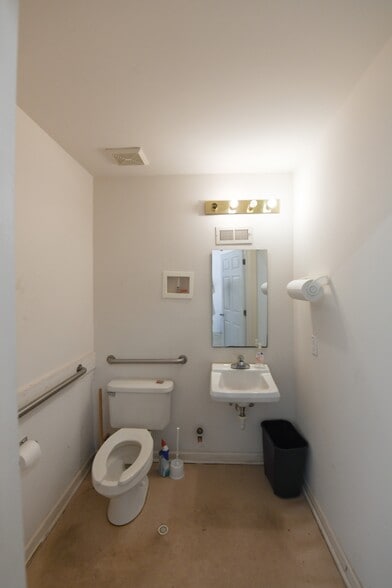 More Photos Of 409 Chicago Dr, Fayetteville Flex For Lease