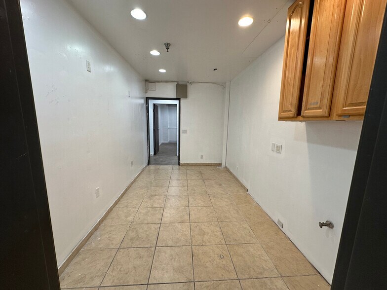 More Photos Of 8000-8010 Wheatland Ave, Sun Valley Manufacturing For Sale