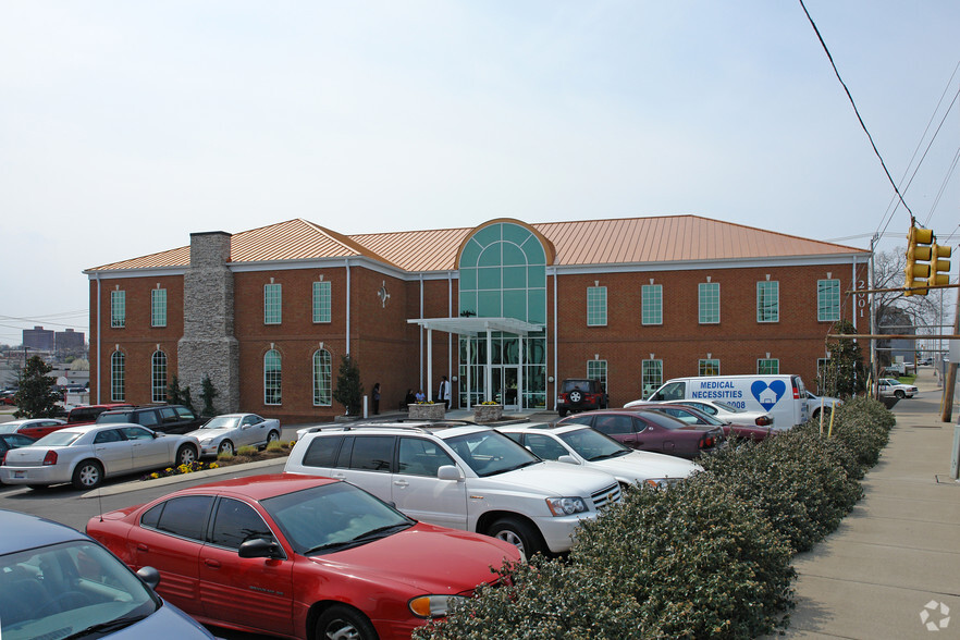 Primary Photo Of 2001 Charlotte Ave, Nashville Medical For Lease