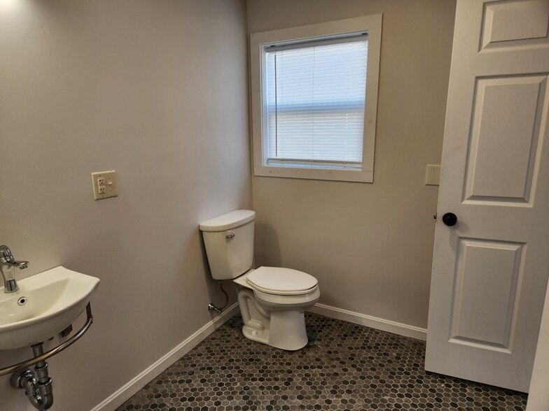 More Photos Of 13 Elm Ct, Easton Office For Lease