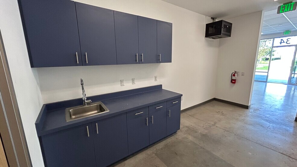 More Photos Of 34 Thomas, Irvine Research And Development For Lease