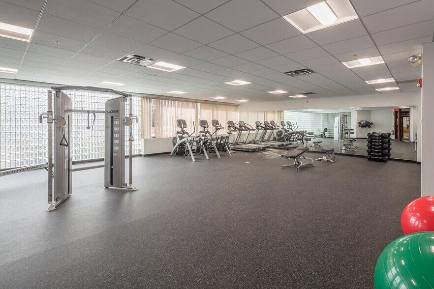 More Photos Of 295 Woodcliff Dr, Fairport Unknown For Lease