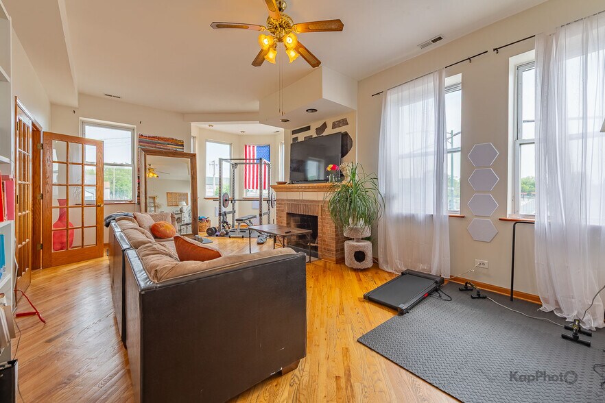 More Photos Of 601 W 47th St, Chicago Storefront Retail Residential For Sale