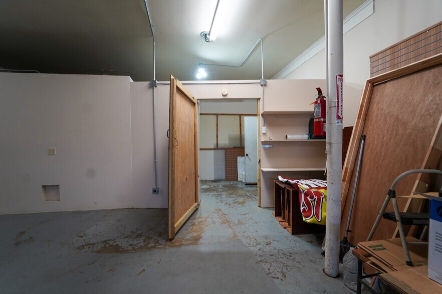 More Photos Of 802 North St, Victoria General Retail For Sale