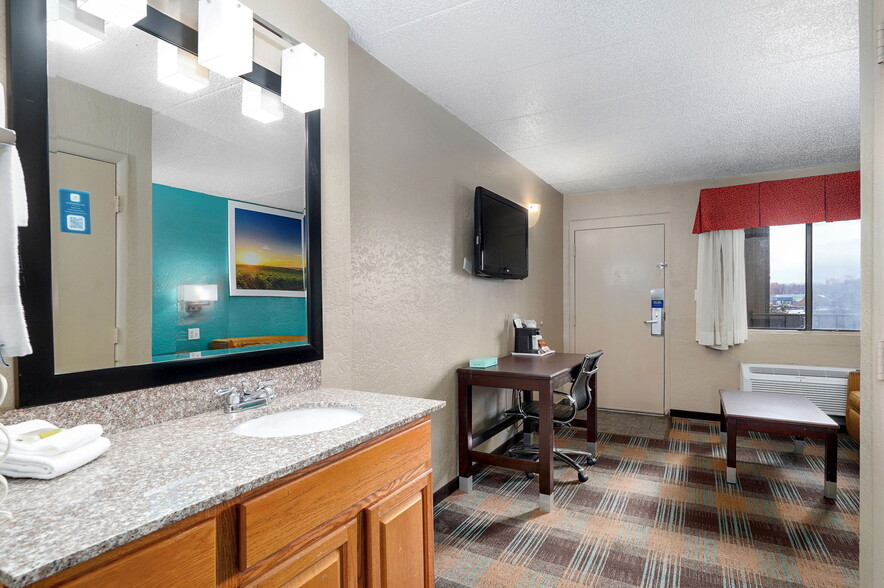 More Photos Of 3114 N Kentwood Ave, Springfield Hotel For Sale