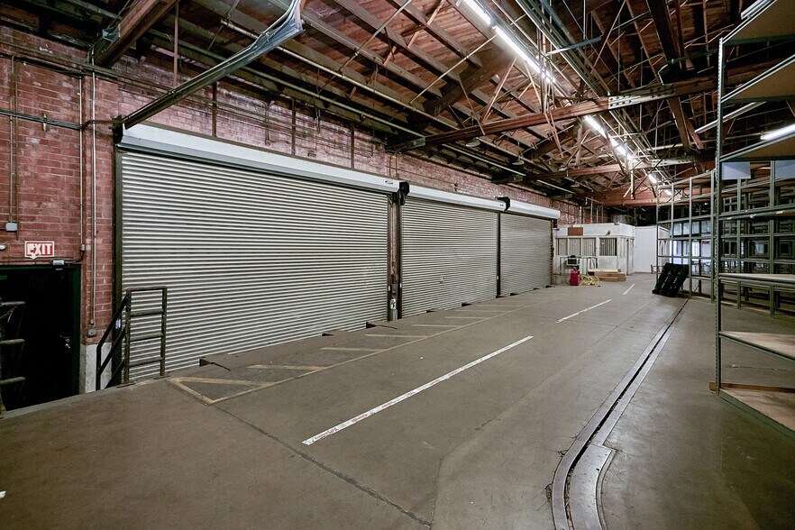 More Photos Of 5300 Harbor St, Commerce Warehouse For Lease