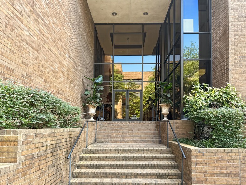 More Photos Of 950 Echo Ln, Houston Coworking Space