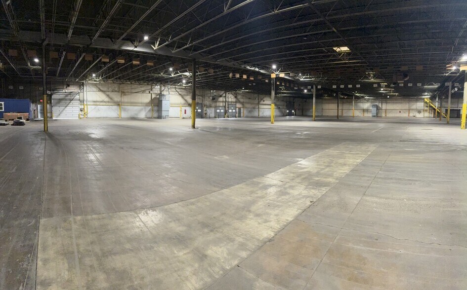 More Photos Of 1675 NE 51st Ave, Des Moines Warehouse For Lease