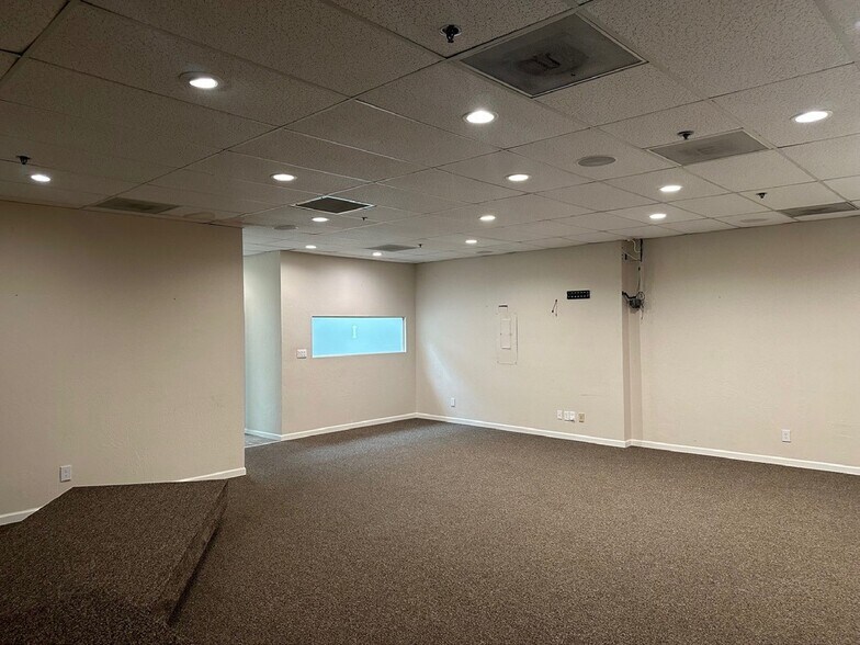 More Photos Of 7950 E Acoma Dr, Scottsdale Research And Development For Lease
