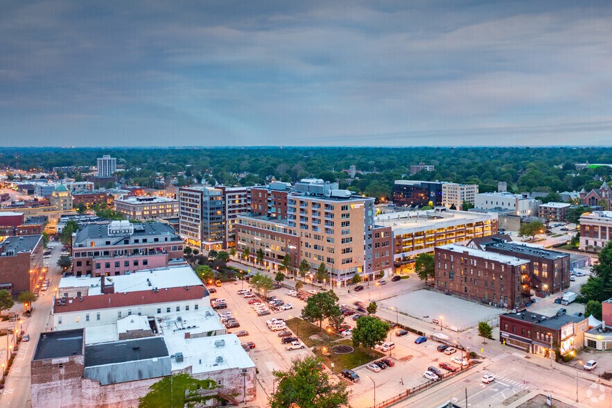 More Photos Of 301 N Neil St, Champaign Office Residential For Lease