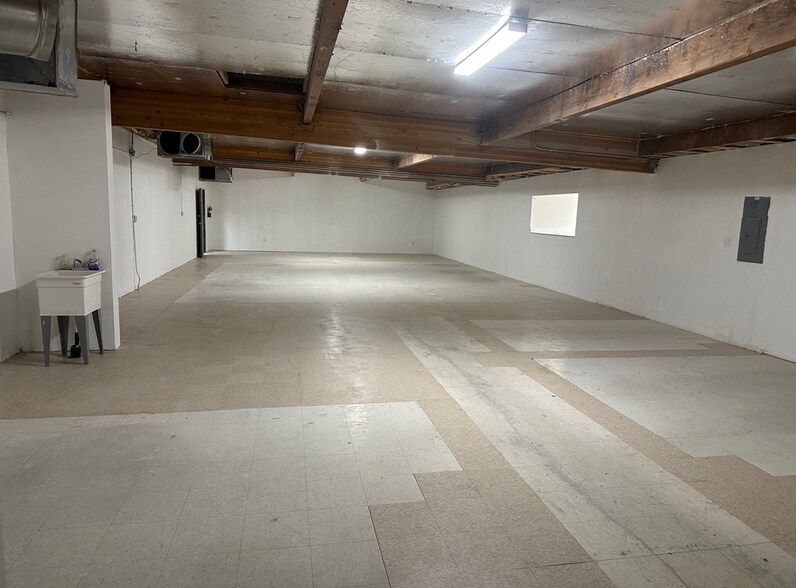 More Photos Of 21333 Deering Ct, Canoga Park Distribution For Sale
