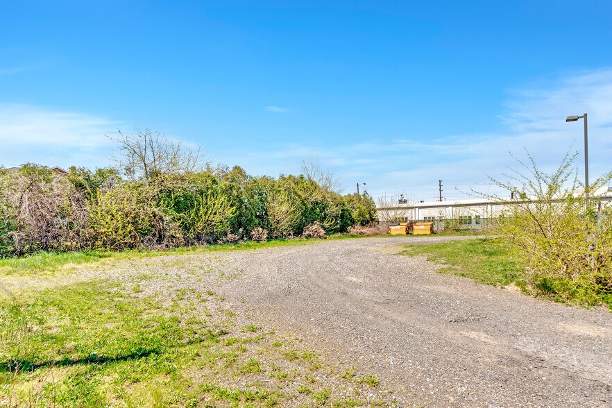 More Photos Of 1137 Bordentown Rd, Burlington Bar For Sale