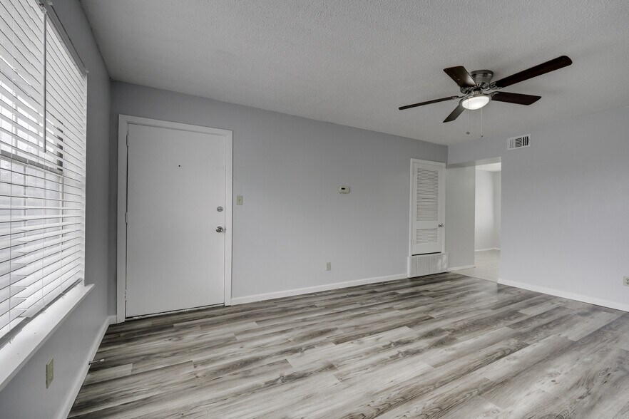 More Photos Of 1906 W Matthews Ave, Jonesboro Apartments For Sale