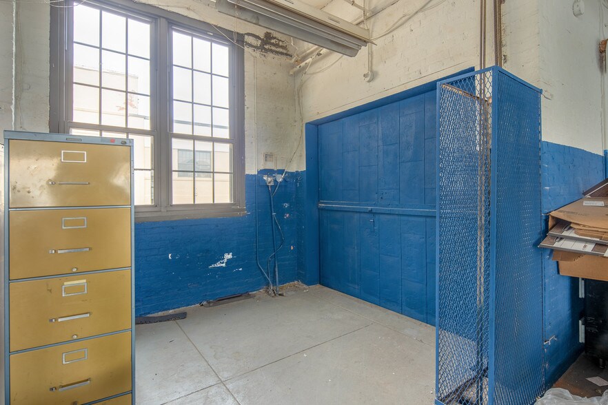 More Photos Of 86-90 Forrest St, Jersey City Warehouse For Lease