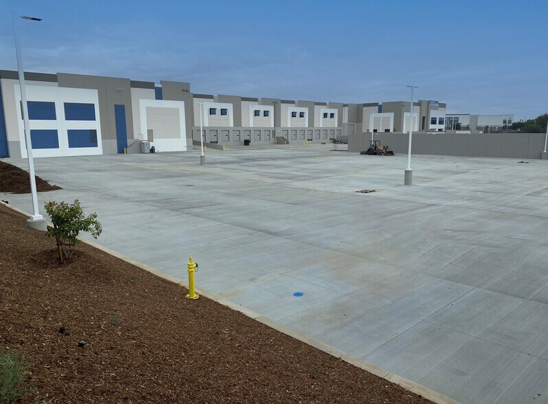 More Photos Of 2610 E Alessandro Blvd, Riverside Distribution For Lease