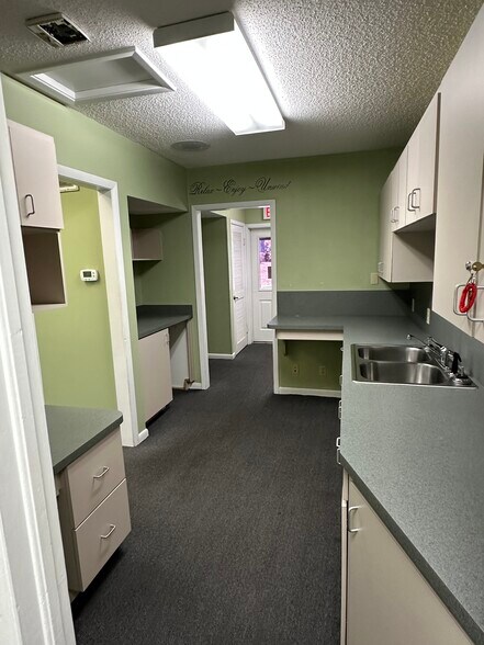 More Photos Of 402 W Highlands Blvd, Inverness Medical For Sale
