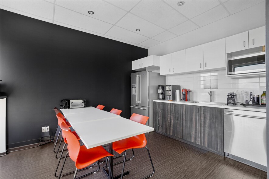 More Photos Of 7405 Rte Transcanadienne, Montréal Office For Lease