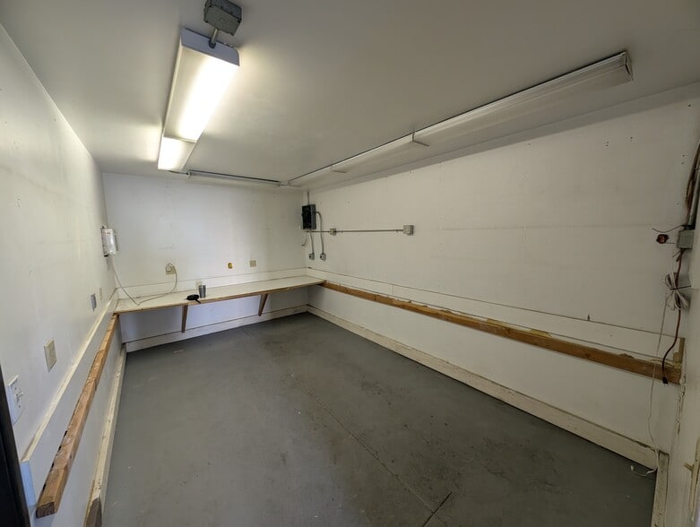 More Photos Of 1355 Brooks St, Ontario Warehouse For Lease