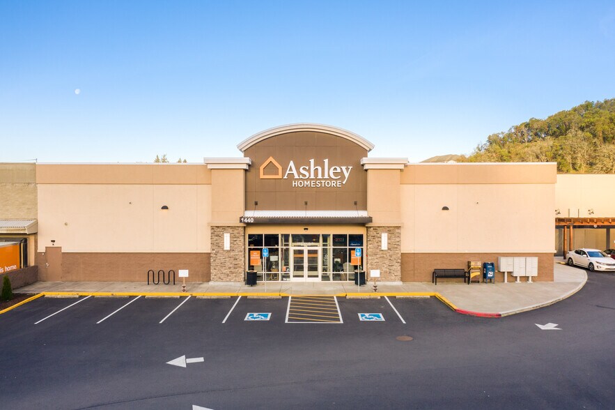 More Photos Of 1444 NW Garden Valley Blvd, Roseburg Unknown For Lease