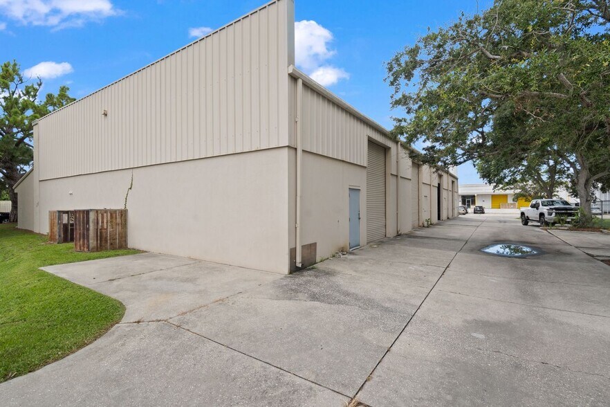 More Photos Of 2239 15th St, Sarasota Warehouse For Sale