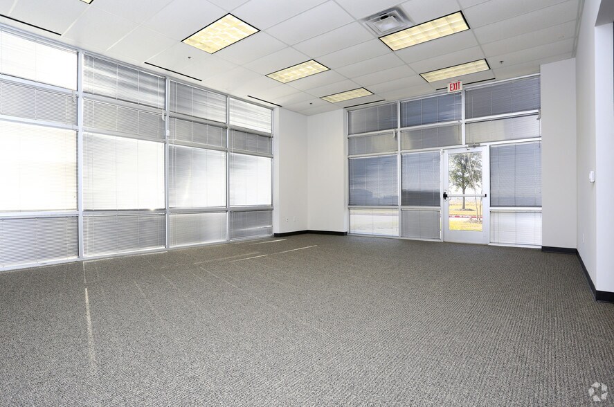 More Photos Of 1305 N Watters Rd, Allen Warehouse For Lease