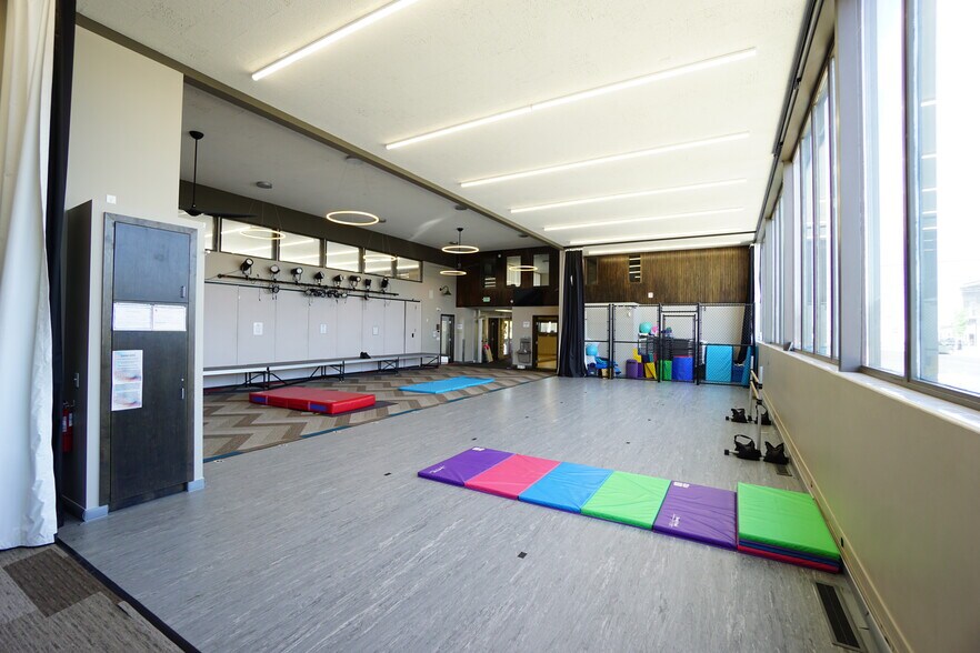 More Photos Of 401 S 7th St, Sunnyside Bank For Sale