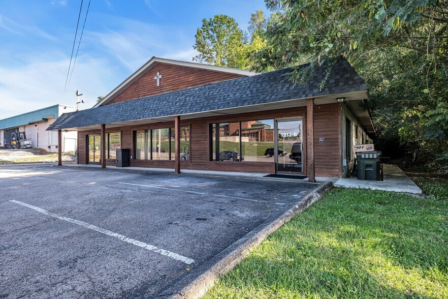 More Photos Of 1213 W Gaines St, Lawrenceburg Flex For Lease