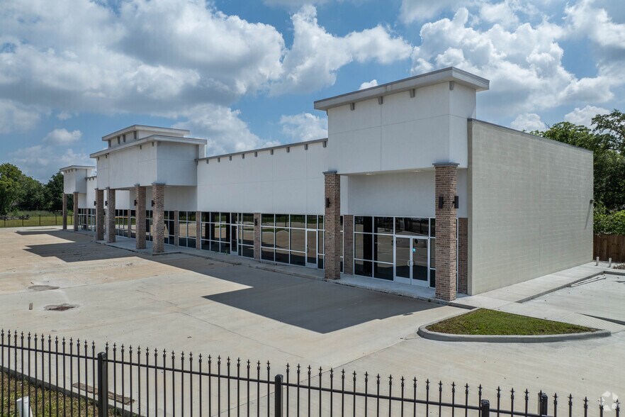 More Photos Of 2215 Allen Genoa Rd, Pasadena Showroom For Lease