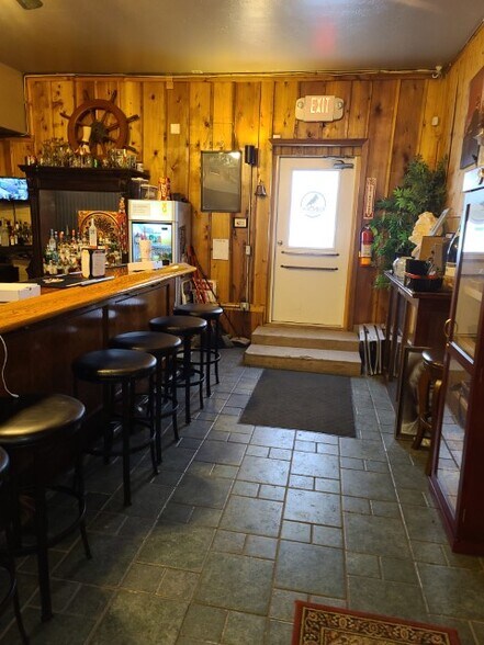 More Photos Of 120 S Echo St, Holdenville Bar For Sale