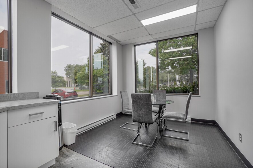 More Photos Of 274-278 Av Labrosse, Pointe-claire Warehouse For Lease