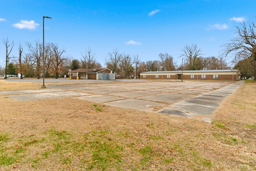 More Photos Of 718 N Martin St, East Prairie Office For Sale