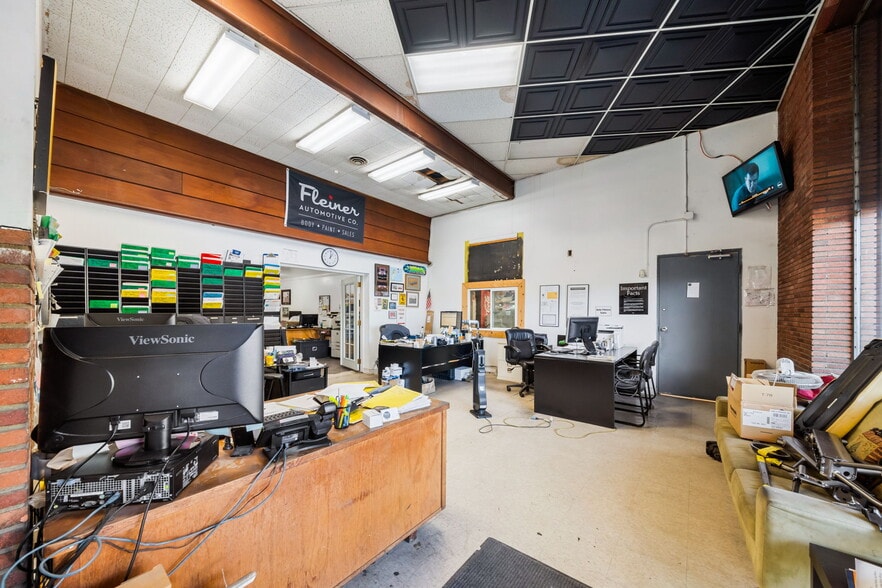 More Photos Of 3443 W 43rd St, Los Angeles Auto Repair For Lease
