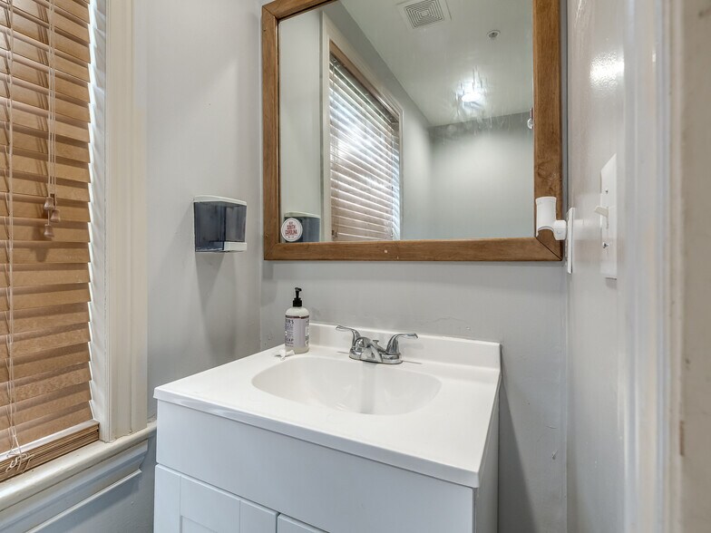 More Photos Of 702 S Lahoma Ave, Norman Dormitory For Sale