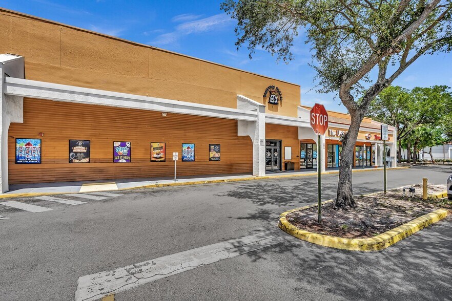 Primary Photo Of 8030-8384 N Pines Blvd, Pembroke Pines General Retail For Lease