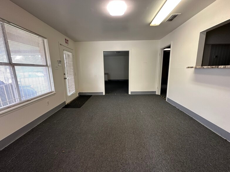 More Photos Of 6628 Crestway Dr, San Antonio Flex For Sale