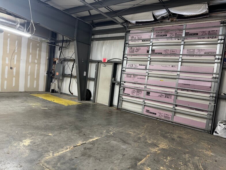 More Photos Of 53 Persimmon St, Bluffton Showroom For Sale