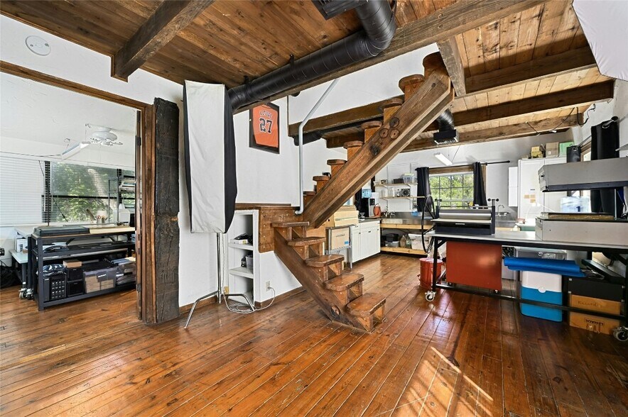 More Photos Of 167 N Tumbleweed Trl, Austin Specialty For Sale