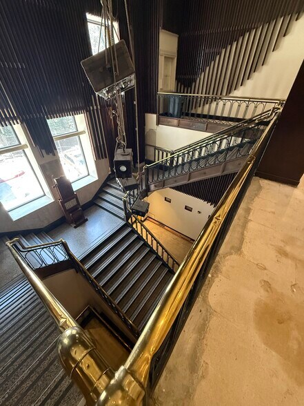 More Photos Of 529 S Broadway, Los Angeles Loft Creative Space For Lease