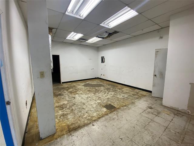 More Photos Of 713 N 2nd St, Stilwell Industrial For Sale