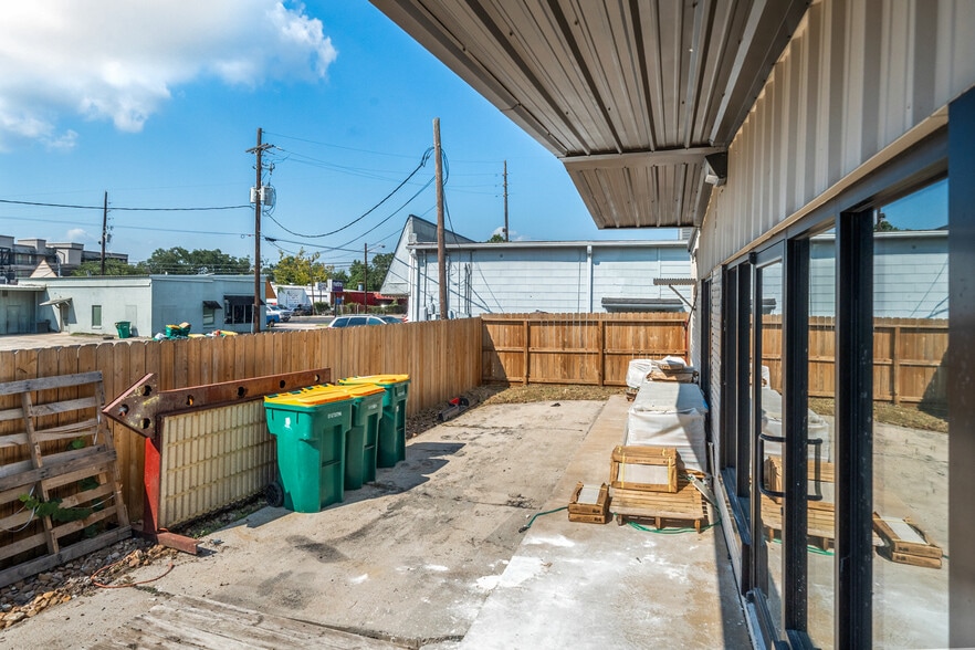 More Photos Of 909 Houston St, Conroe Freestanding For Sale