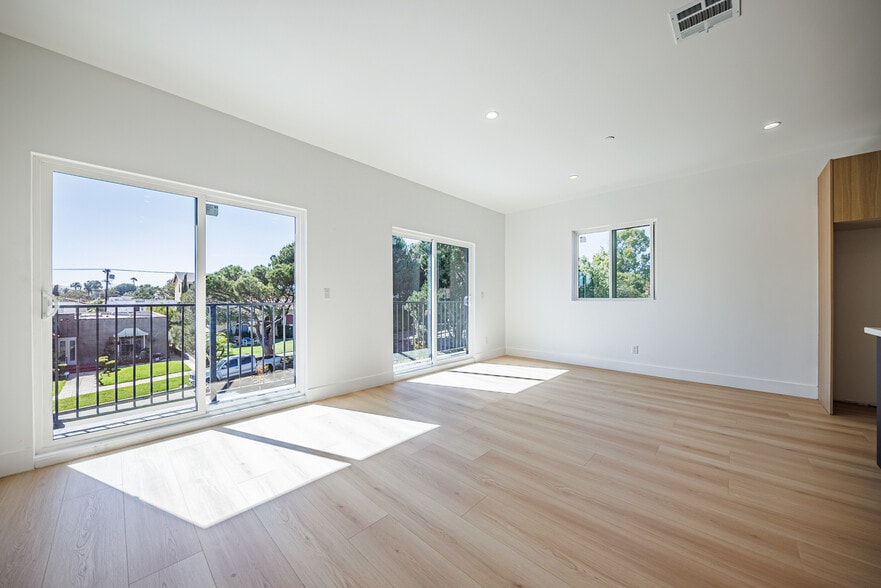 More Photos Of 1330 S Longwood Ave, Los Angeles Apartments For Sale