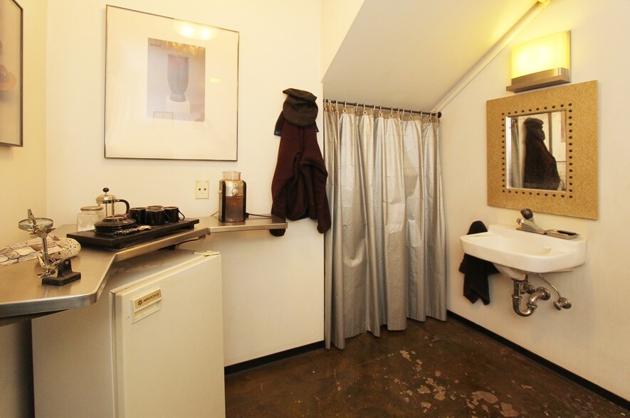 More Photos Of 2250 Jerrold Ave, San Francisco Warehouse For Lease