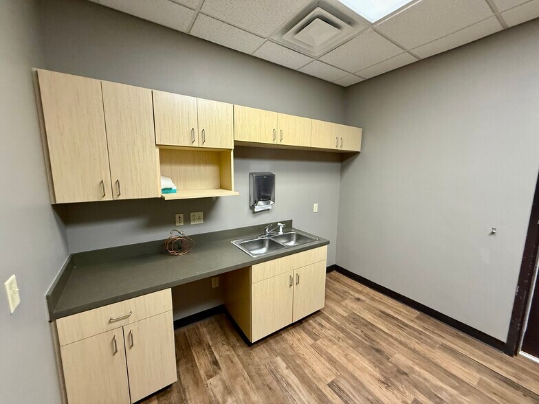 More Photos Of 1221 N Kelly Ave, Edmond General Retail For Lease