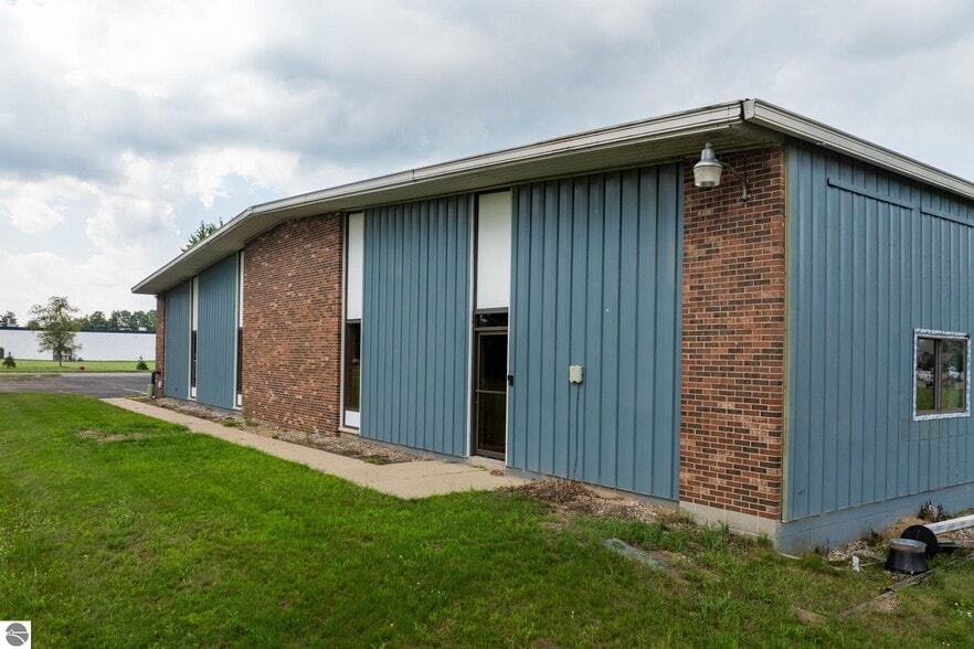 More Photos Of 910 Industrial Dr, Mount Pleasant Warehouse For Sale